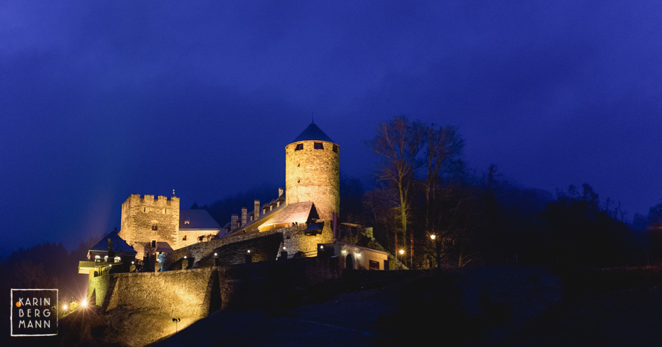 Burg Deutschlandsberg, Nachtaufnahme Außenansicht gesamte Burganlage :: © Karin Bergmann