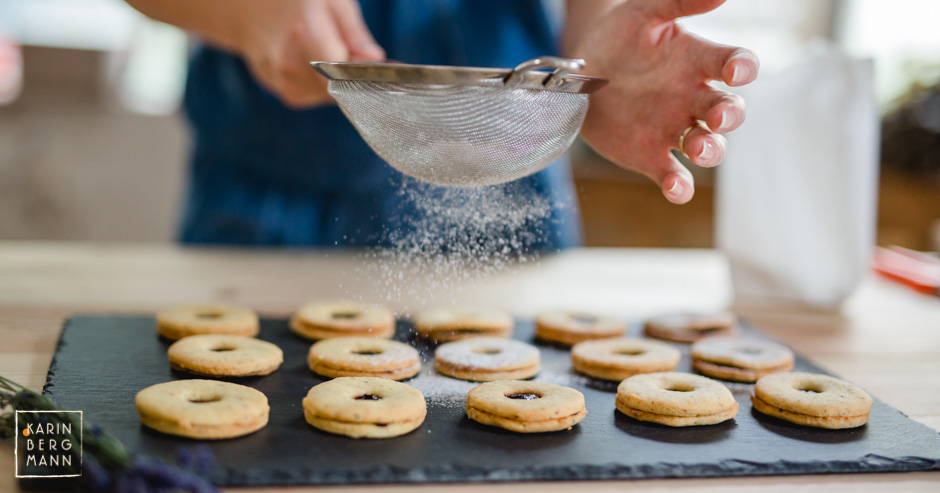 Kekse werden mit Zucker bestreut :: © Karin Bergmann