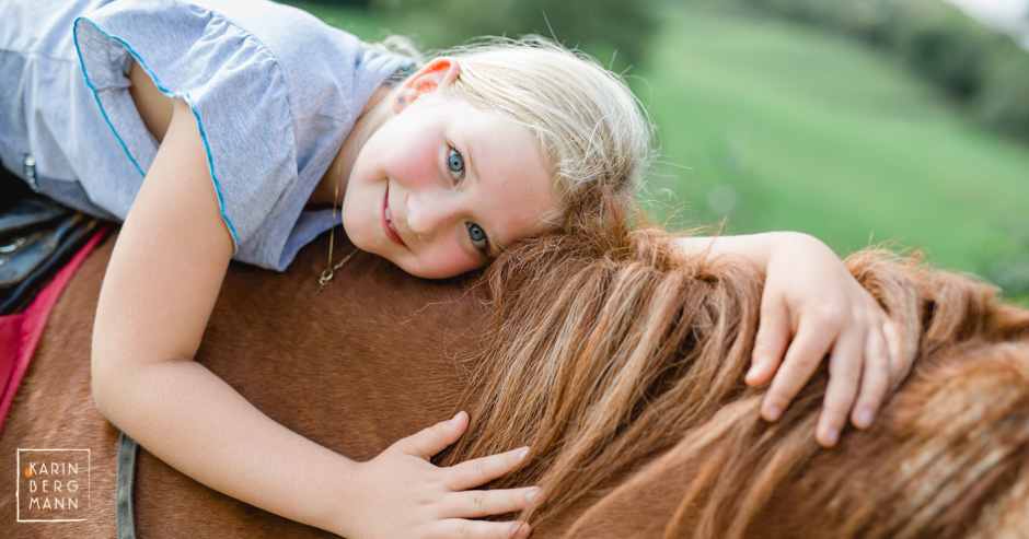 Mädchen auf Pferd :: © Karin Bergmann
