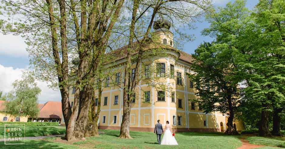 Schloss Gleinstätten, Brautpaar im Park vor dem Schloss :: © Karin Bergmann