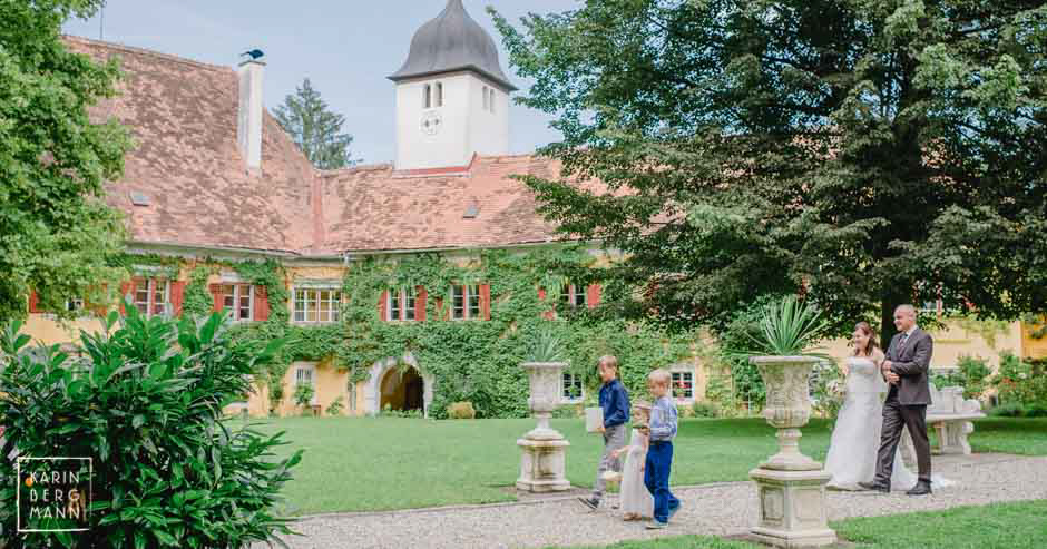 Schloss Ottersbach, Brautpaar am Weg zur Trauung durch den Schlosspark :: © Karin Bergmann