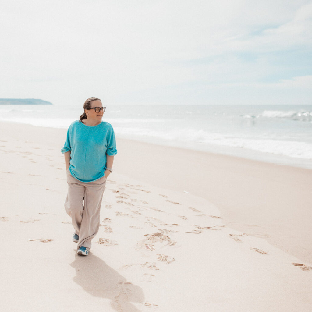 Karin, eine starke Persönlichkeit, spaziert am Strand :: photo copyright Karin Bergmann