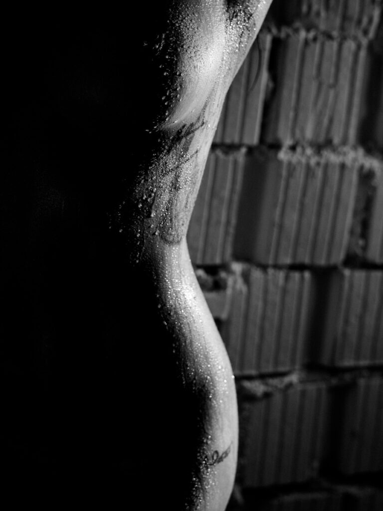 Boudoir Aktfoto Körperstudie schwarz/weiß, weibliche Kontur mit Brustansatz, Taille, Hüfte, Detail :: photo copyright Karin Bergmann