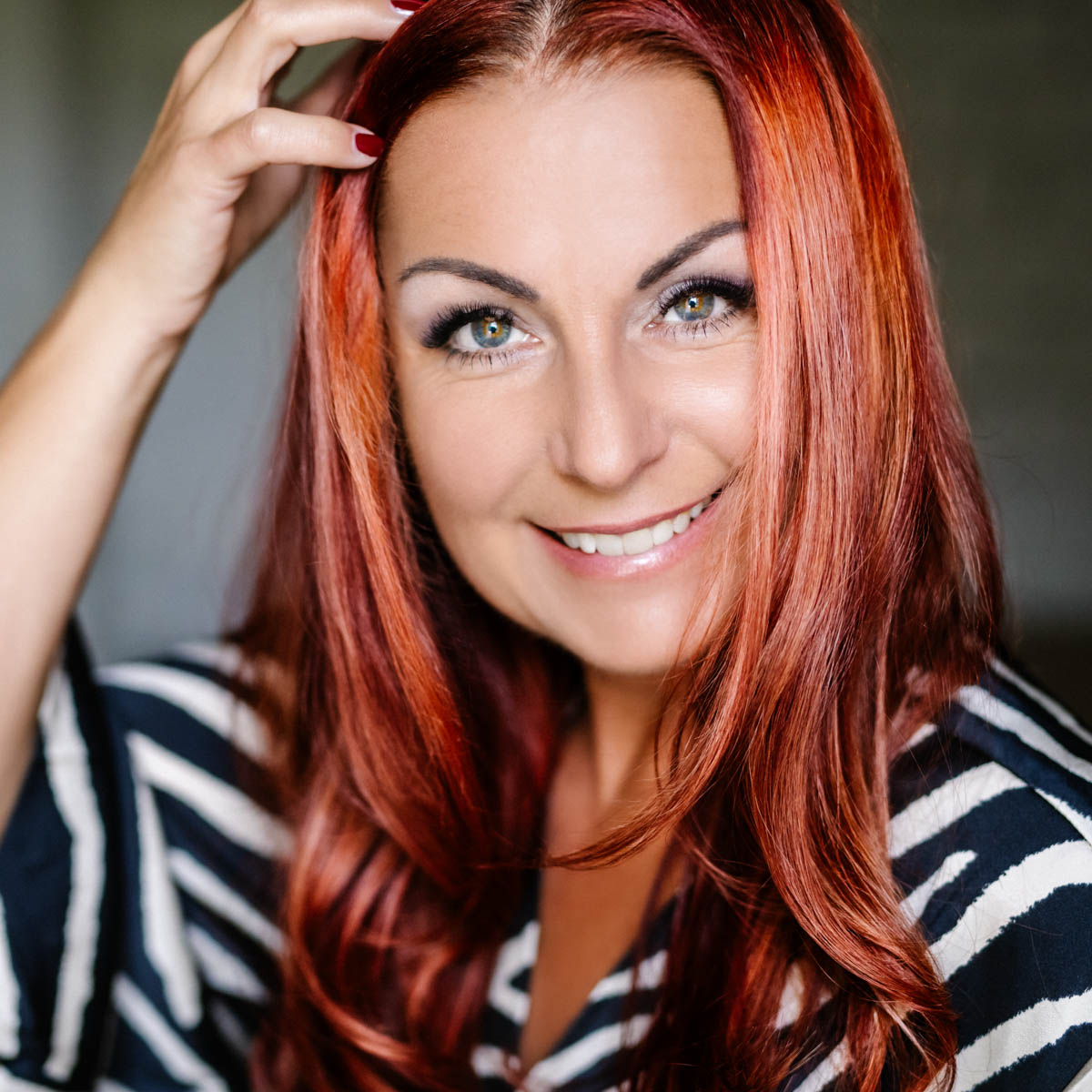 Portrait einer strahlenden Frau mit roten Haaren :: photo copyright Karin Bergmann