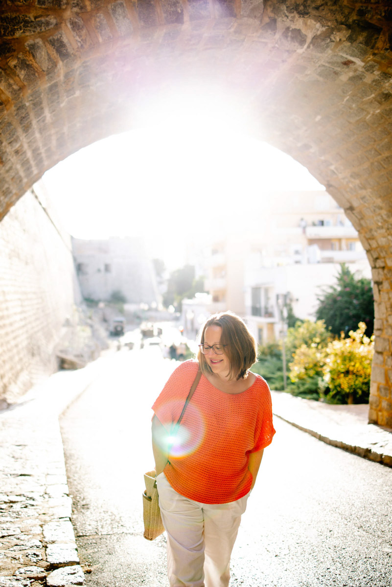 Die Fotografin Karin Bergmann im Sonnenschein in einem Torbogen in der Altstadt von Ibiza :: photo copyright Karin Bergmann