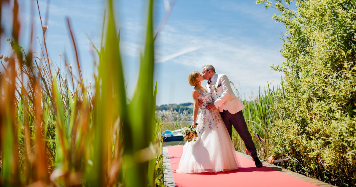 Hochzeit am Ufer des Mattsee, Salzburg :: photo copyright Karin Bergmann
