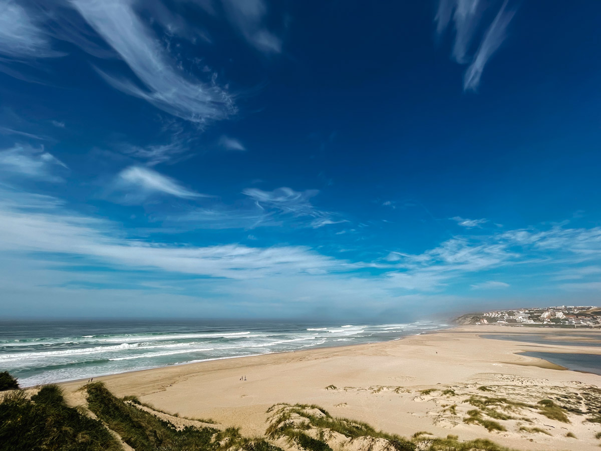 Lifestyle Portrait, Blick von einer hohen Klippe auf den Strand Praia do Bom Sucesso, Portugal :: photo copyright Karin Bergmann