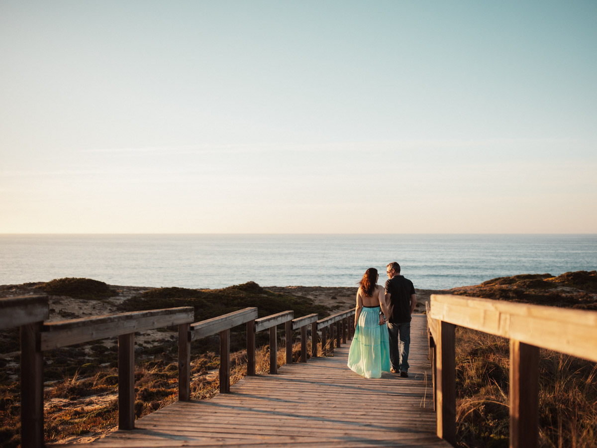 Lifestyle Portrait, verträumtes Paar mit Blick auf den Klippen über dem Strand Praia de Monte Clérigo, Portugal :: photo copyright Karin Bergmann