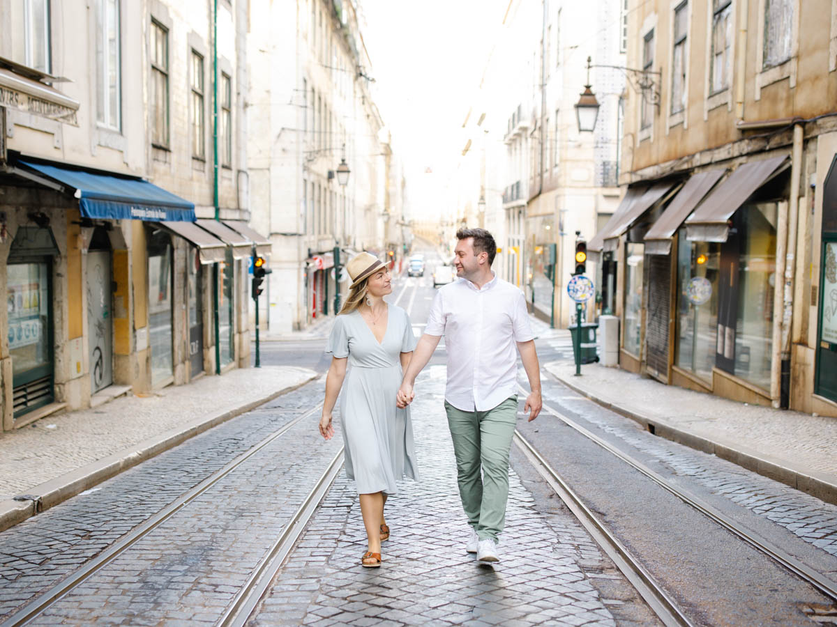 Lifestyle Portrait, Paar in den Straßen der City von Lissabon, Portugal :: photo copyright Karin Bergmann