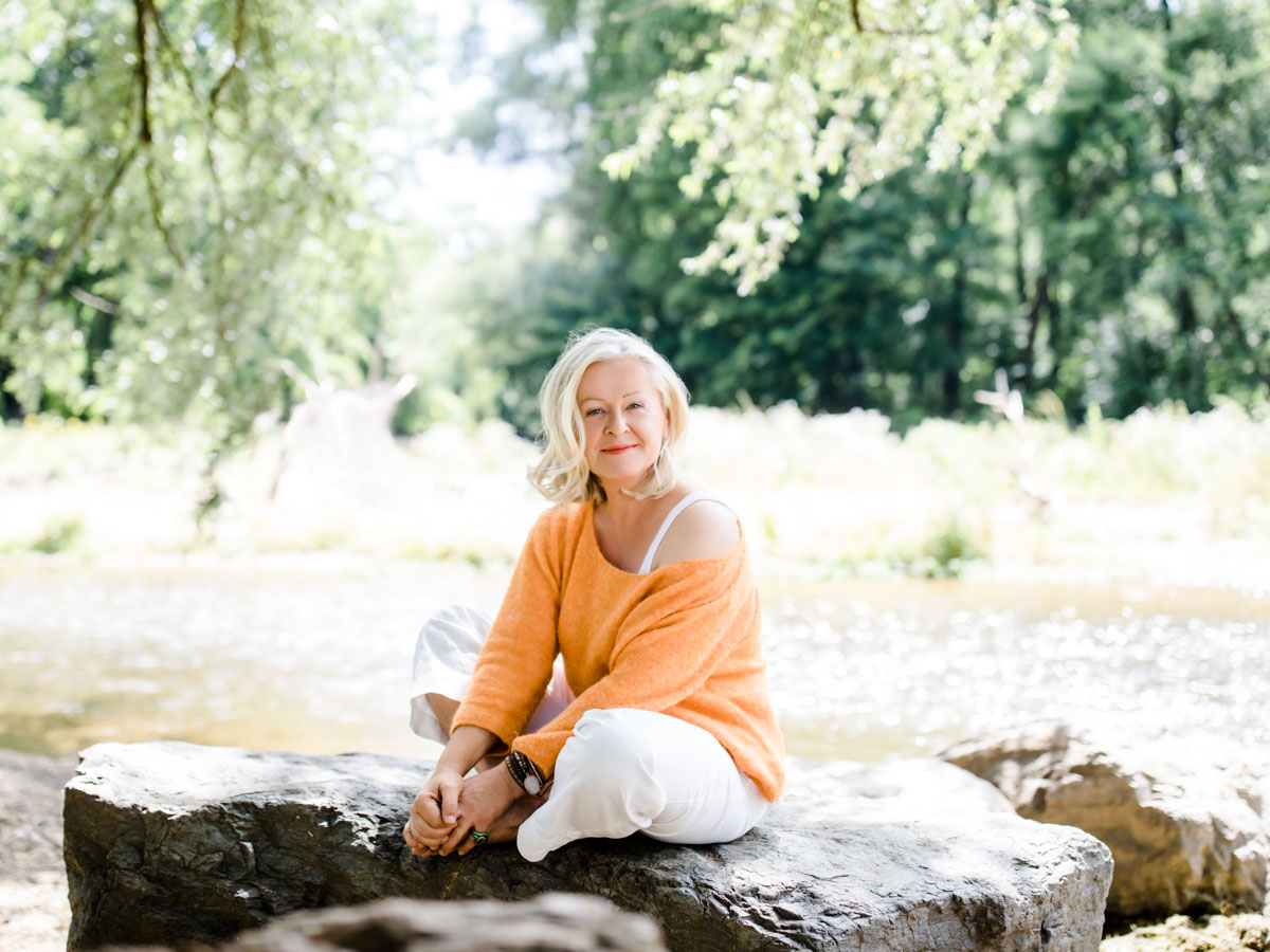 Lifestyle Portrait, souveräne Frau sitzt unter einem Baum auf einem Stein am Ufer eines Flusses, Leibnitz, Österreich :: photo copyright Karin Bergmann