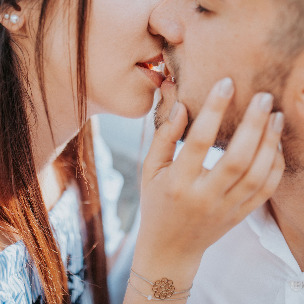 intimate couple, romantic kiss, close-up, expressive lifestyle portrait photoshoot :: photo copyright Karin Bergmann